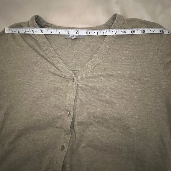 Marled Tie Hem Button Front Crepe Top‎ Size Large Roll Tab Sleeves V Neck A3 - Picture 10 of 12